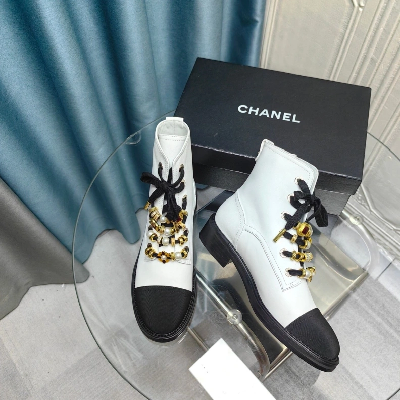 Versatile Chxnxl Boots 123879
