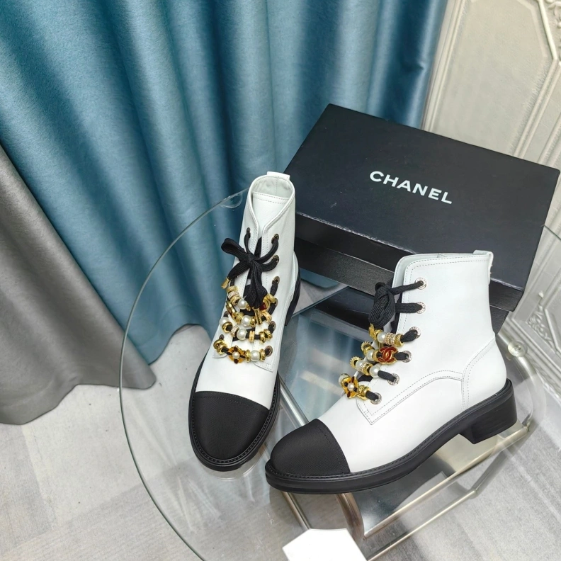 Versatile Chxnxl Boots 123879
