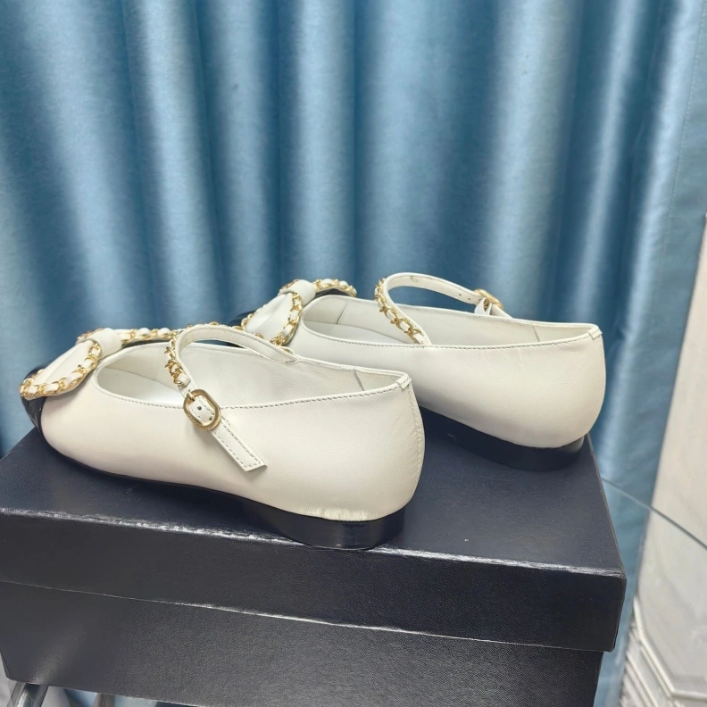 Bold Chxnxl Flat Shoes 123648