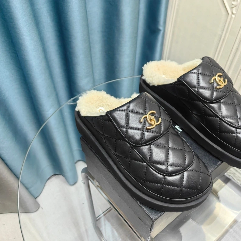 Efficient Chxnxl Slippers 123295