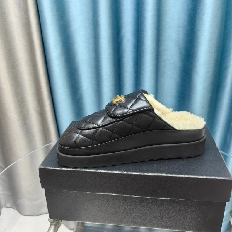 Efficient Chxnxl Slippers 123295