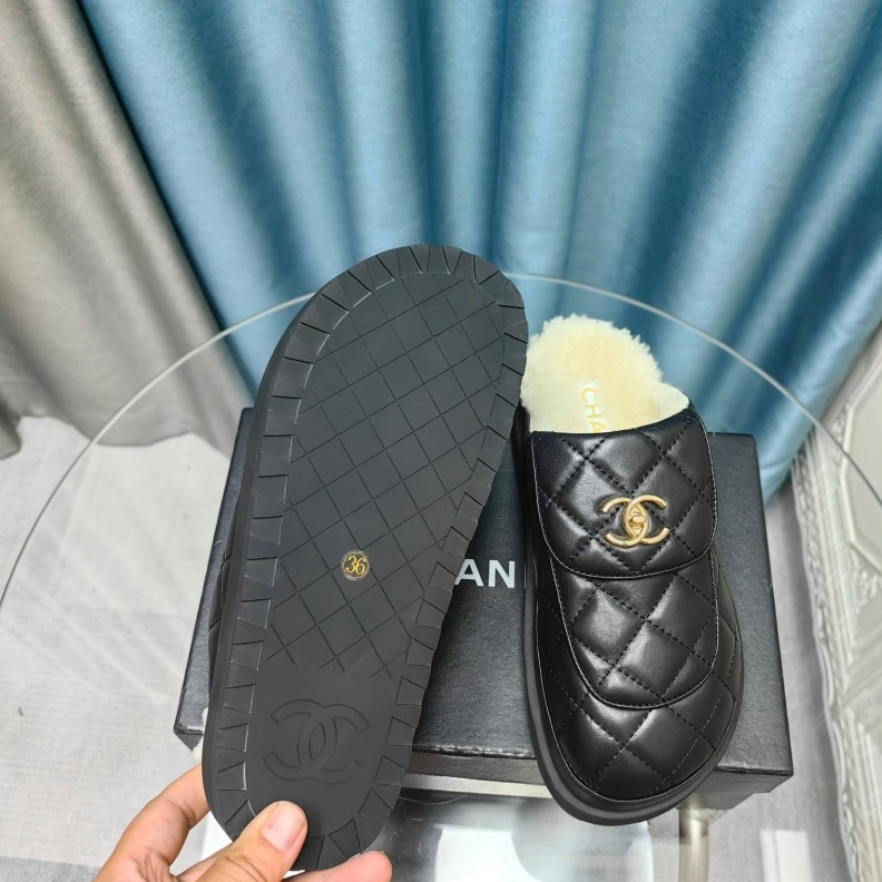 Efficient Chxnxl Slippers 123295