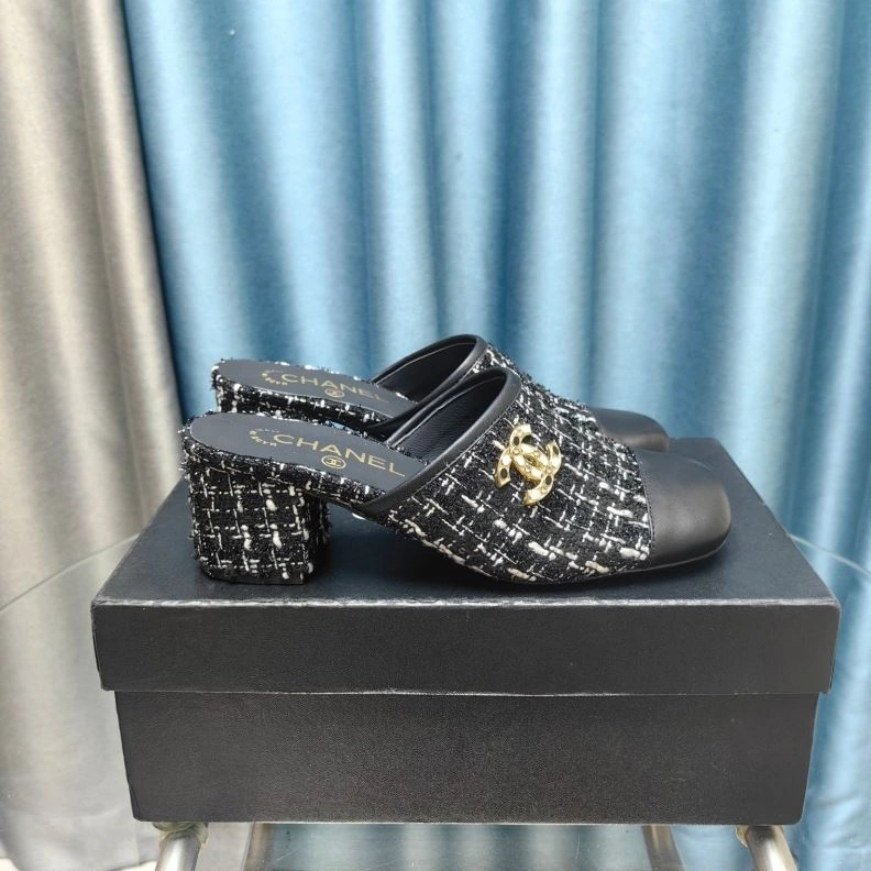 Minimalist Chxnxl Slippers 122777
