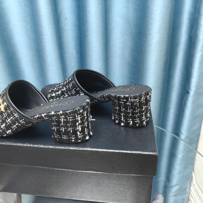 Minimalist Chxnxl Slippers 122777
