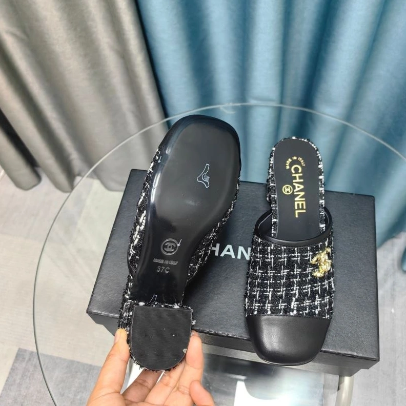 Minimalist Chxnxl Slippers 122777