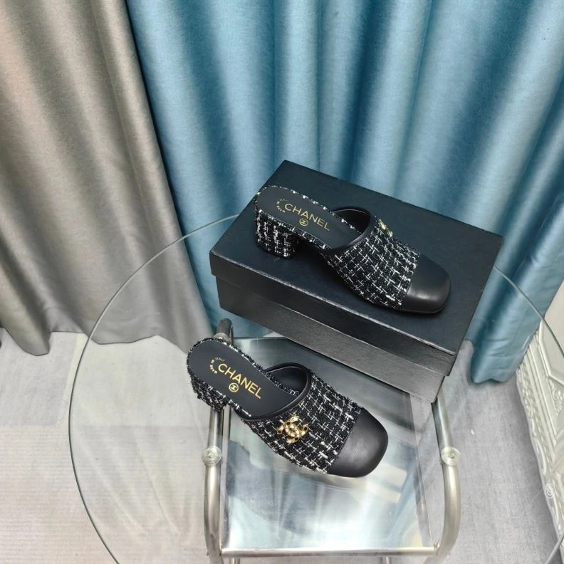 Minimalist Chxnxl Slippers 122777