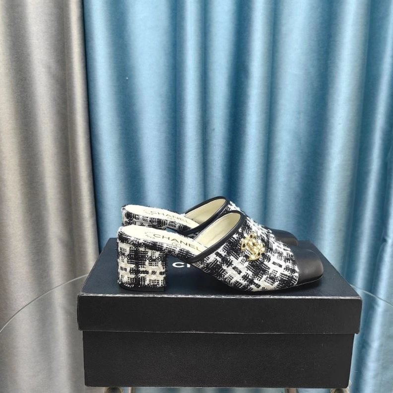 EyeCatching Chxnxl Slippers 122768