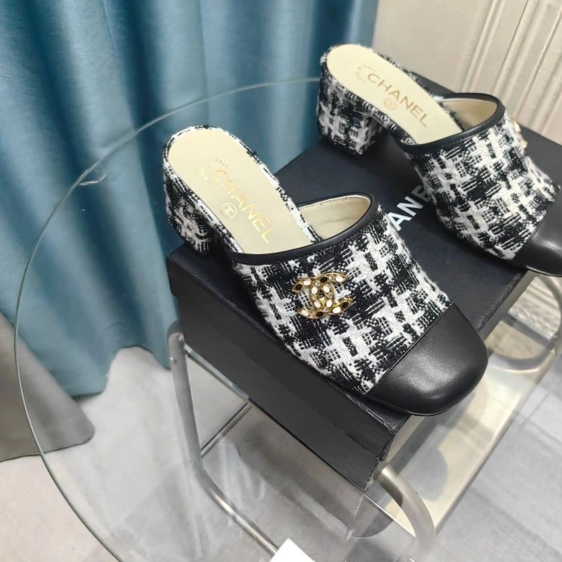 EyeCatching Chxnxl Slippers 122768
