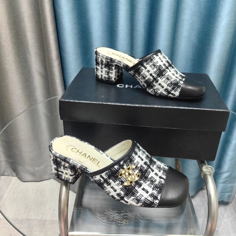 EyeCatching Chxnxl Slippers 122768