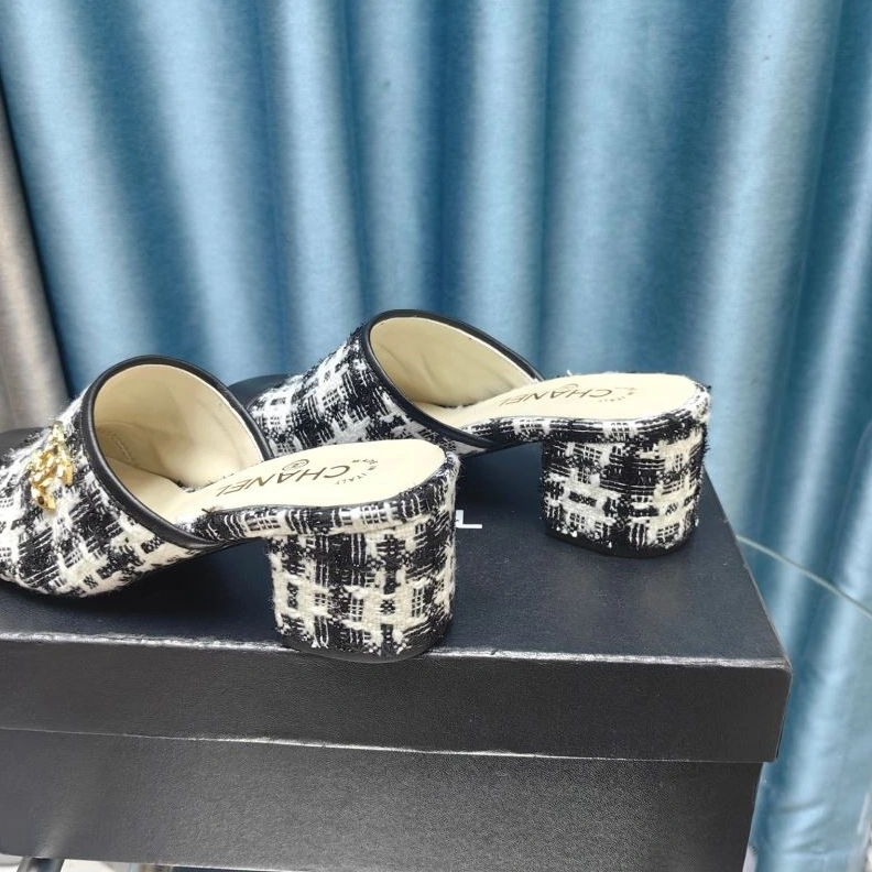 EyeCatching Chxnxl Slippers 122768