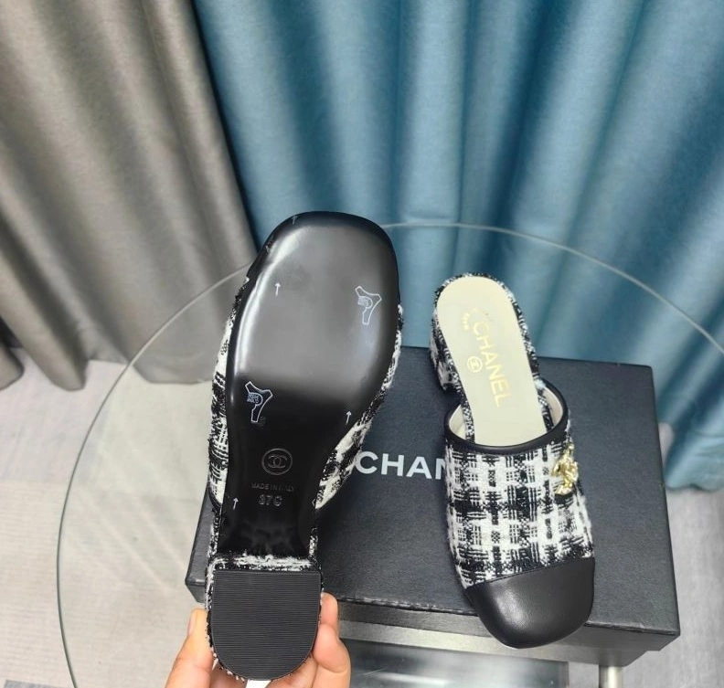 EyeCatching Chxnxl Slippers 122768
