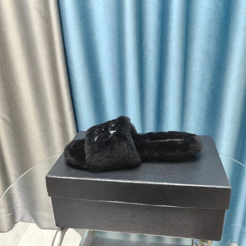 Versatile Chxnxl Slippers 122760