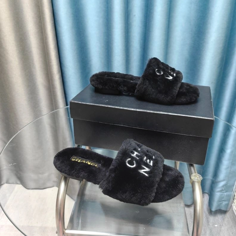 Versatile Chxnxl Slippers 122760