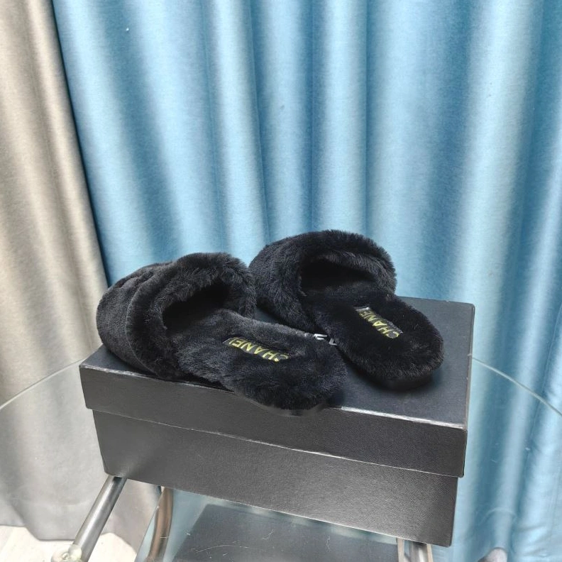 Versatile Chxnxl Slippers 122760