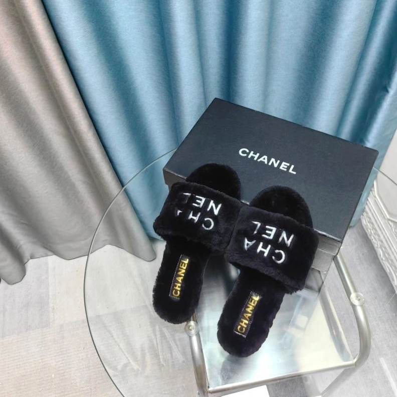 Versatile Chxnxl Slippers 122760