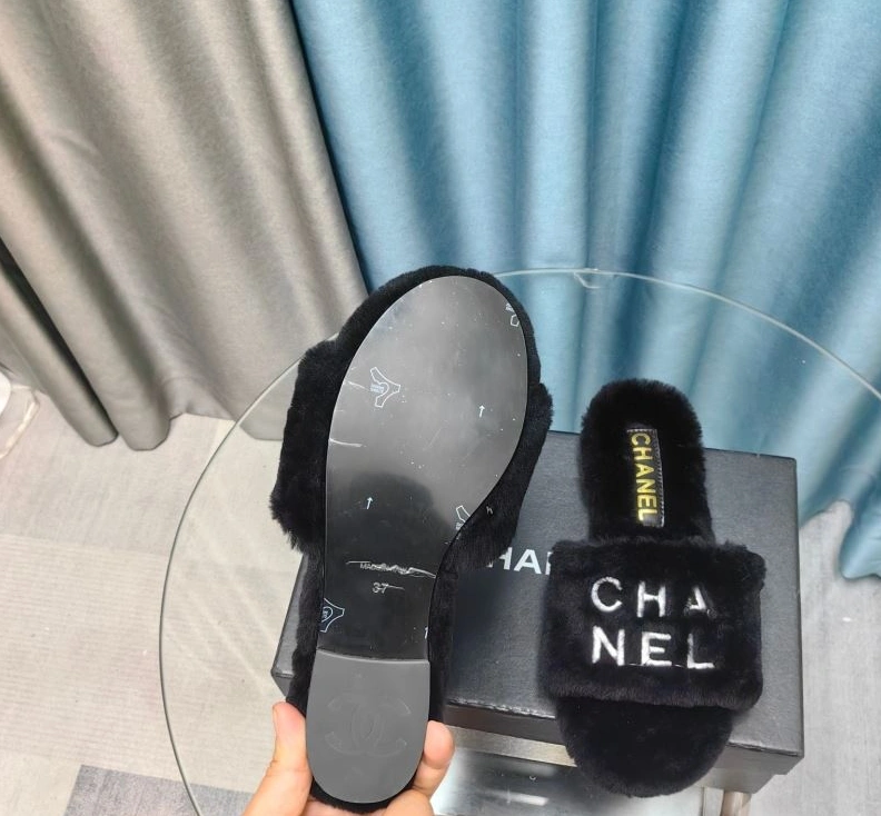 Versatile Chxnxl Slippers 122760