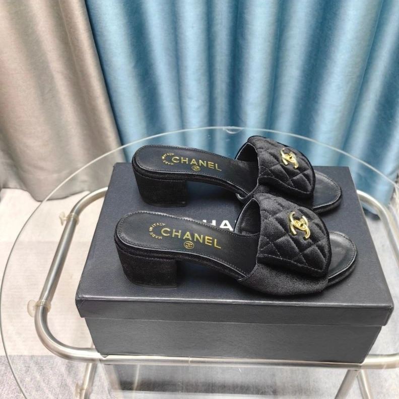 Sleek Chxnxl Slippers 122743