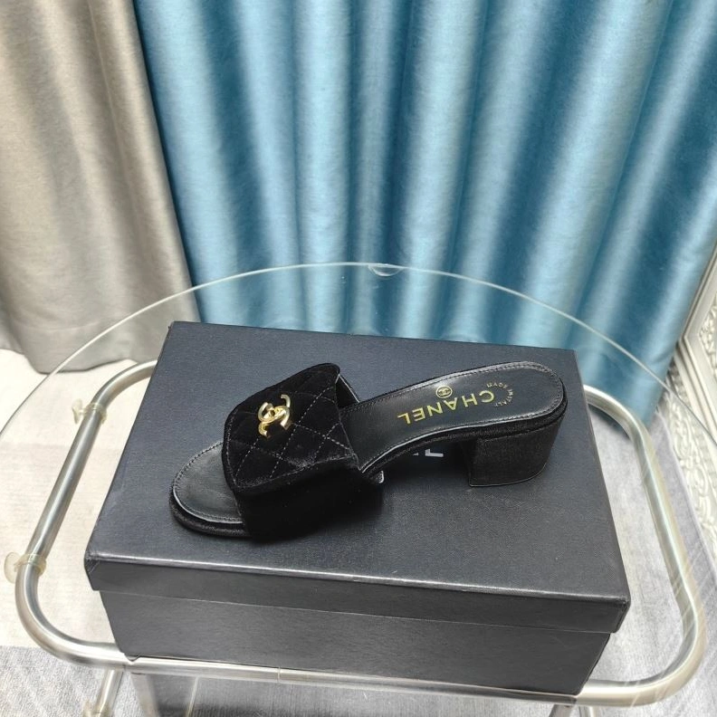Sleek Chxnxl Slippers 122743