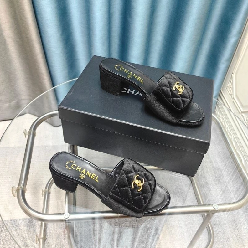Sleek Chxnxl Slippers 122743