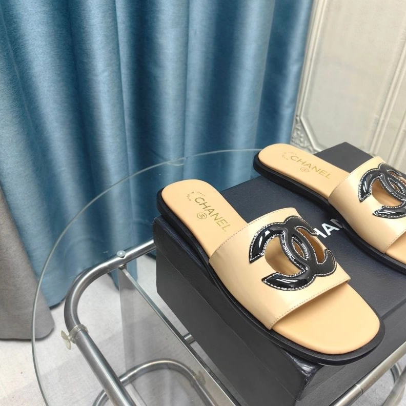 EyeCatching Chxnxl Slippers 122725