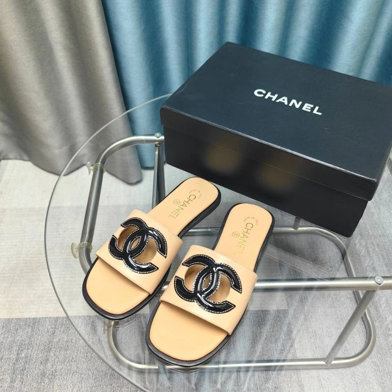 EyeCatching Chxnxl Slippers 122725