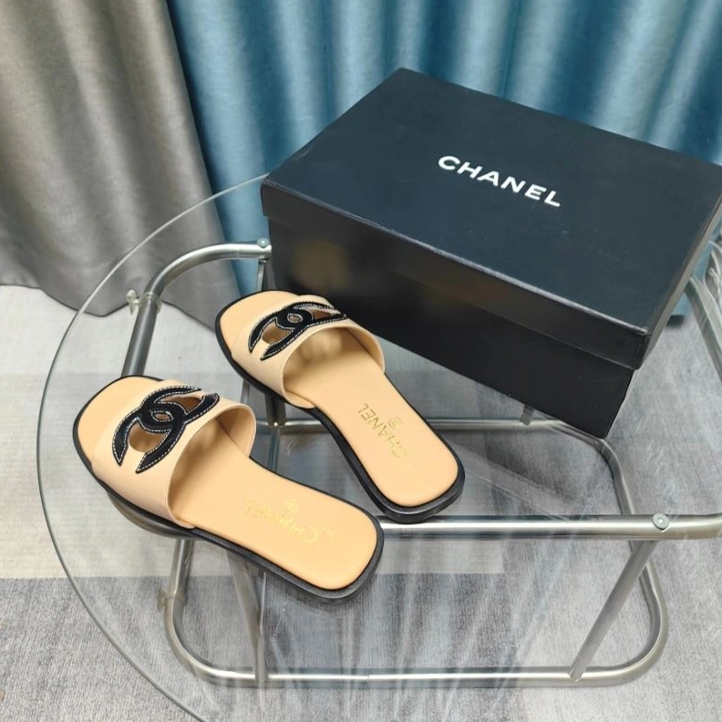 EyeCatching Chxnxl Slippers 122725