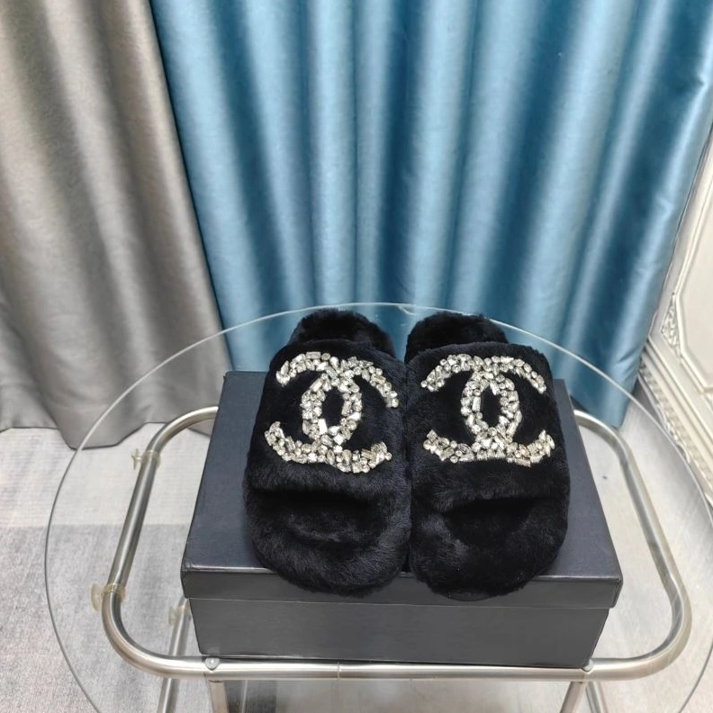 Minimalist Chxnxl Slippers 122717