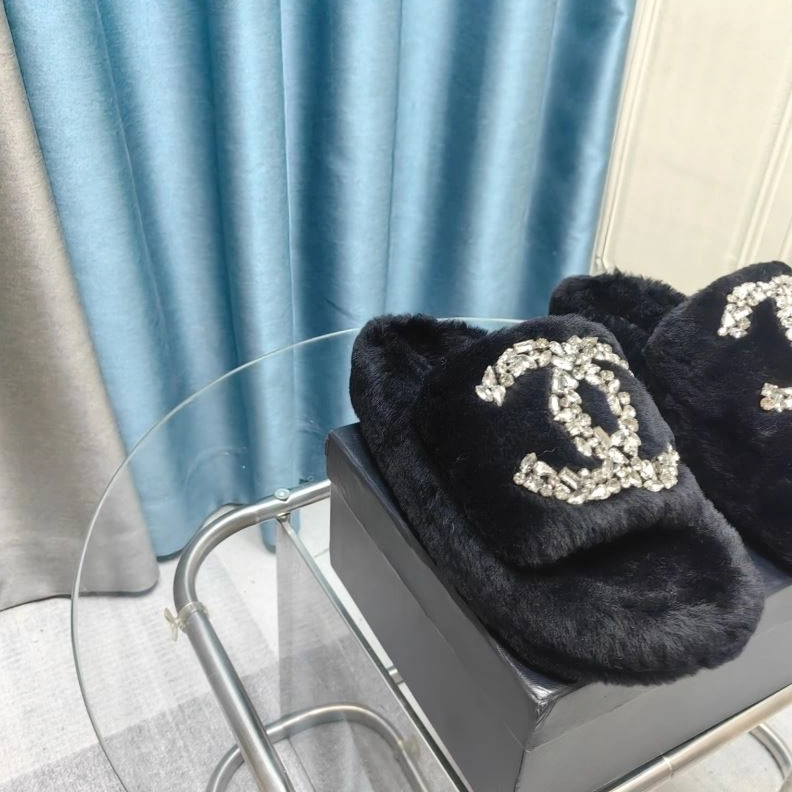 Minimalist Chxnxl Slippers 122717