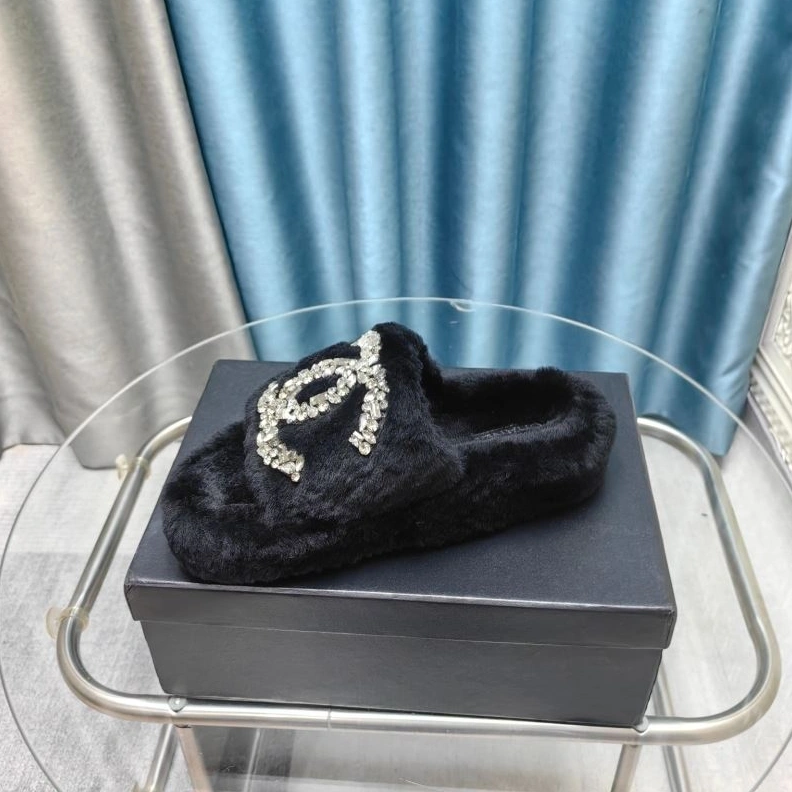 Minimalist Chxnxl Slippers 122717