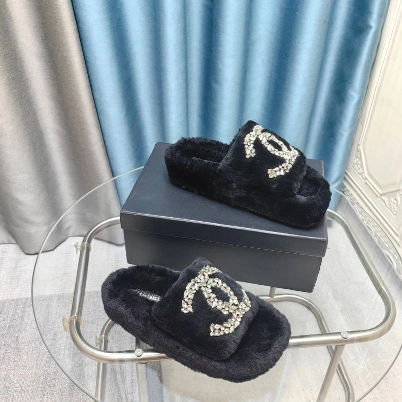 Minimalist Chxnxl Slippers 122717