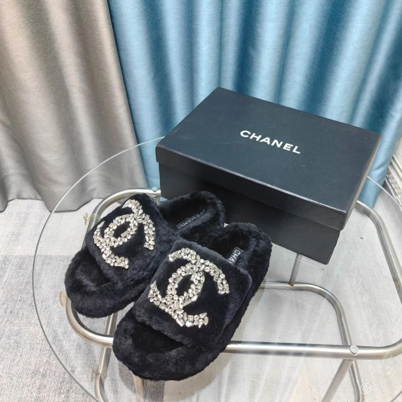 Minimalist Chxnxl Slippers 122717