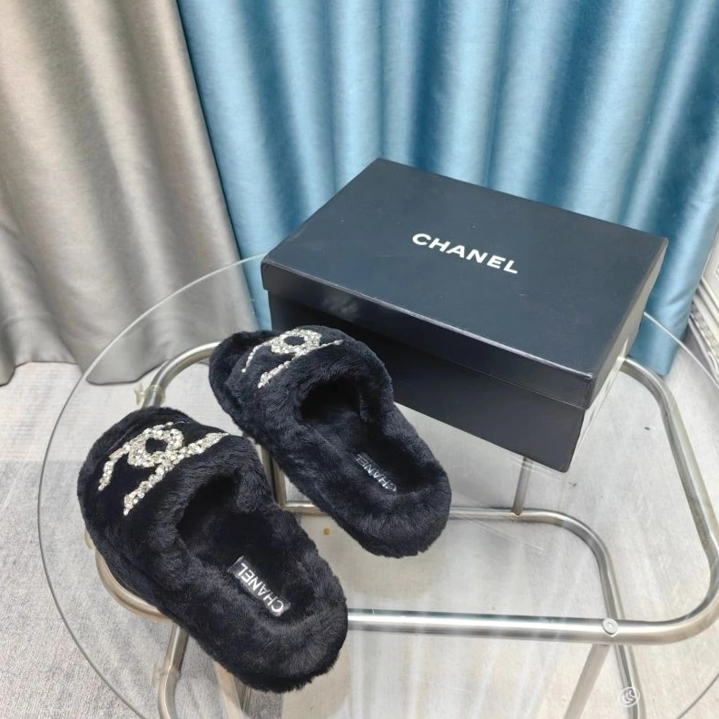 Minimalist Chxnxl Slippers 122717