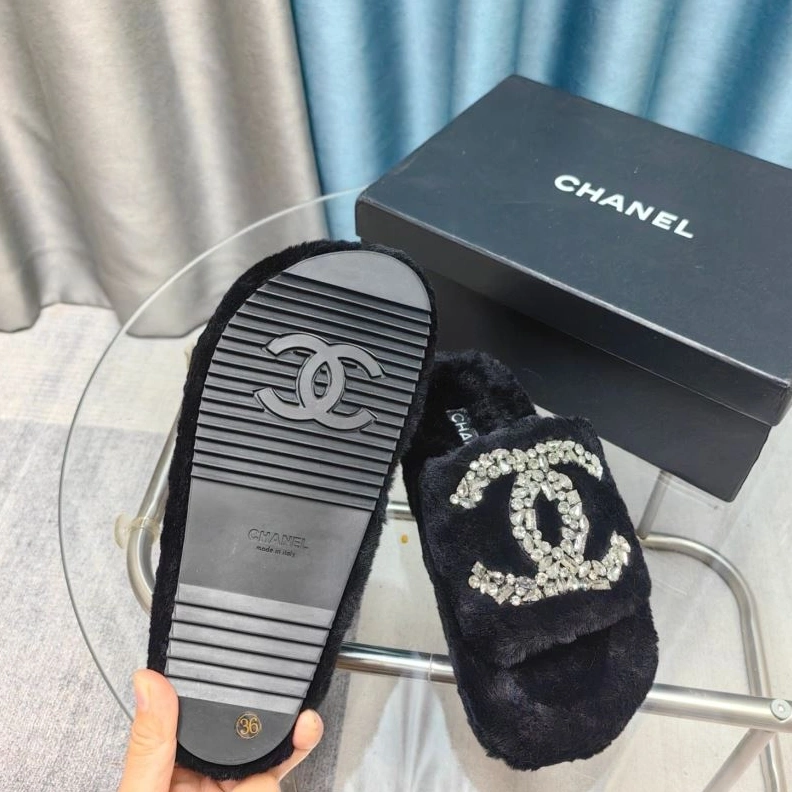 Minimalist Chxnxl Slippers 122717