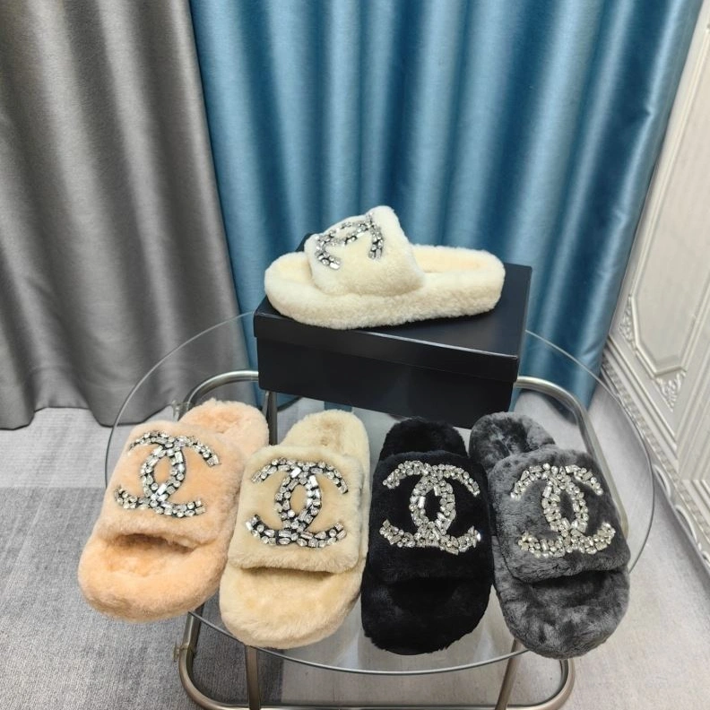 Minimalist Chxnxl Slippers 122717