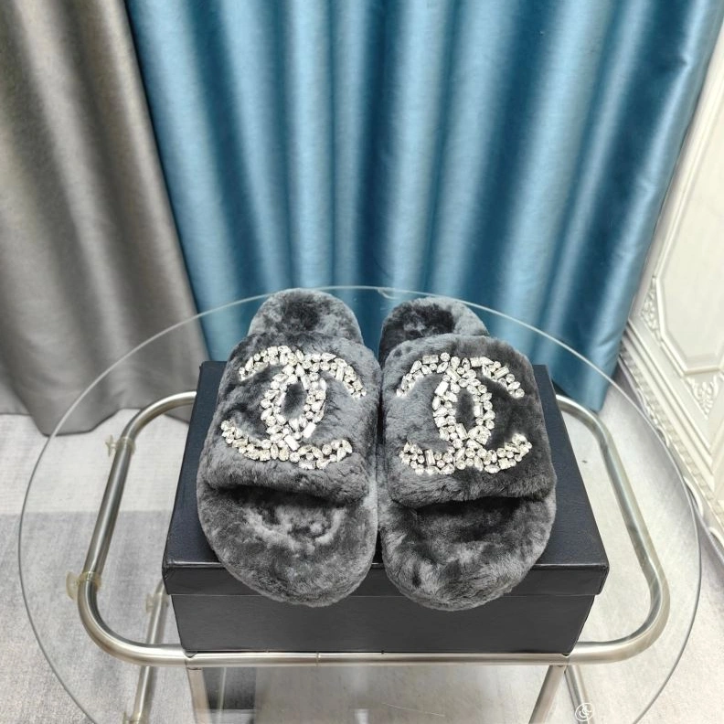 Versatile Chxnxl Slippers 122714