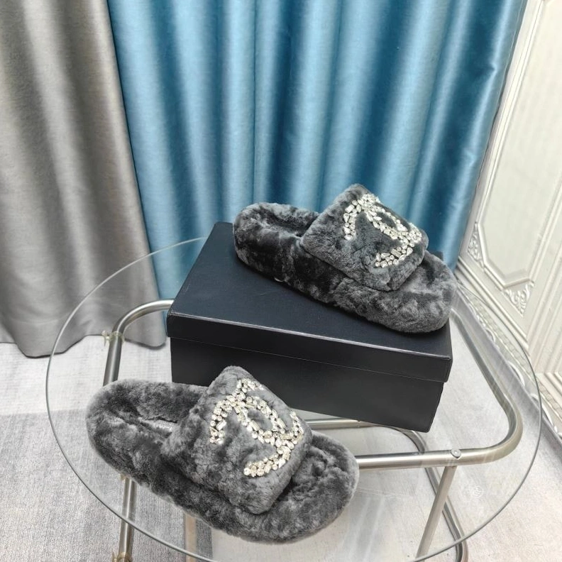Versatile Chxnxl Slippers 122714