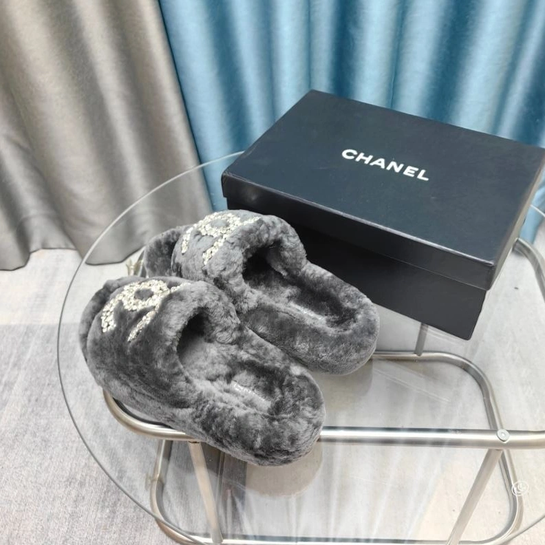 Versatile Chxnxl Slippers 122714