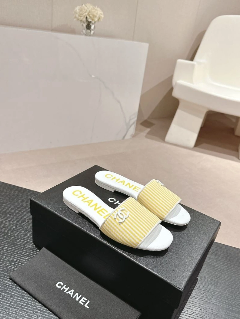 EyeCatching Chxnxl Slippers 122709