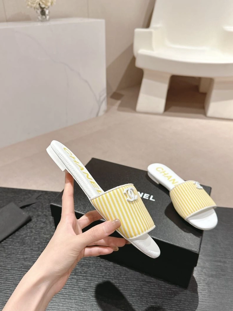 EyeCatching Chxnxl Slippers 122709