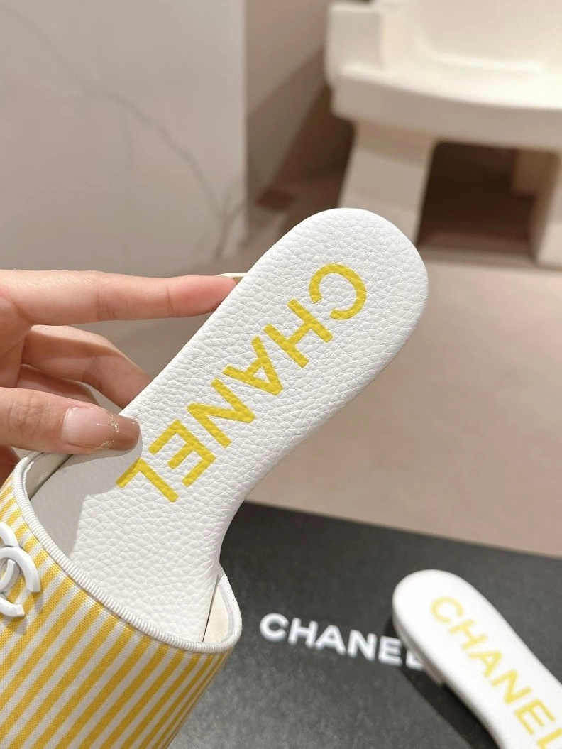 EyeCatching Chxnxl Slippers 122709