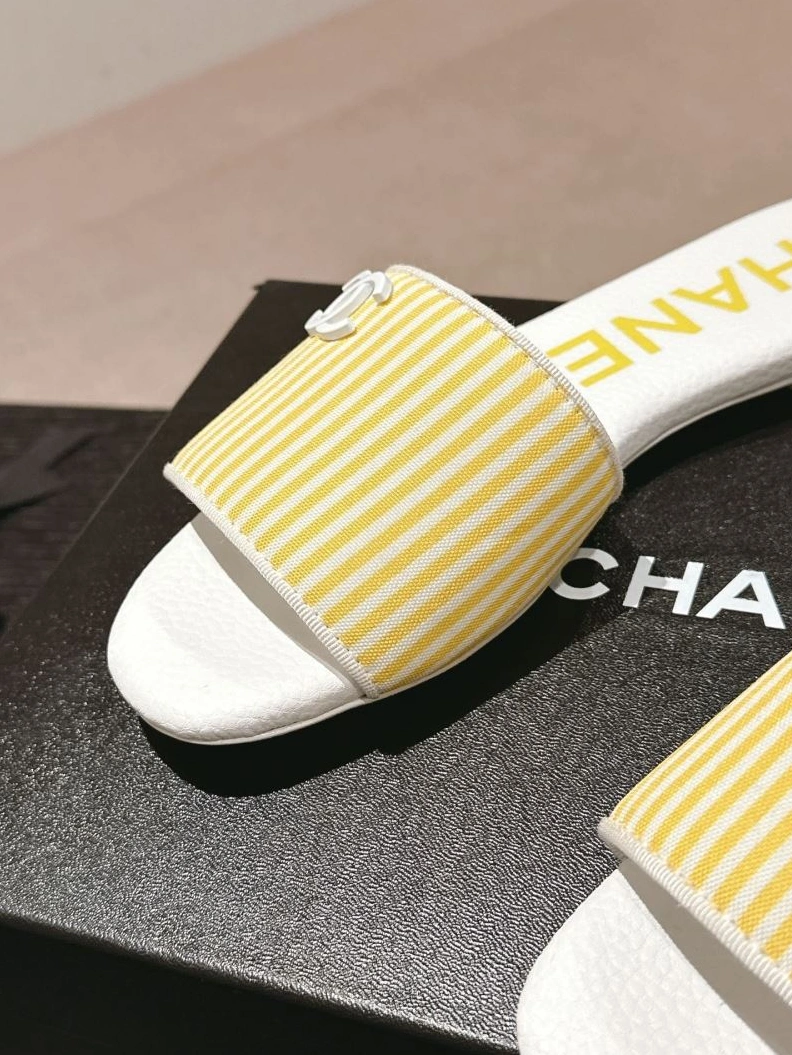 EyeCatching Chxnxl Slippers 122709