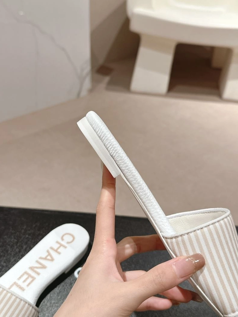 Flexible Chxnxl Slippers 122707