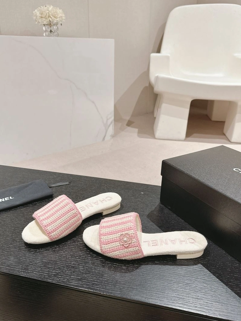 Stylish Chxnxl Slippers 122704
