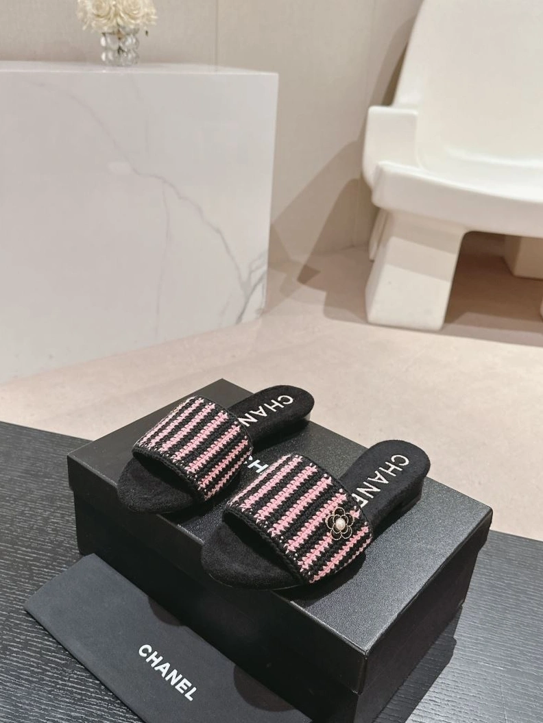 Vibrant Chxnxl Slippers 122702