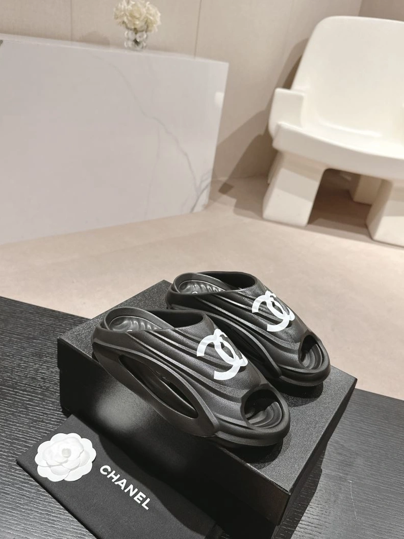Sleek Chxnxl Slippers 122700