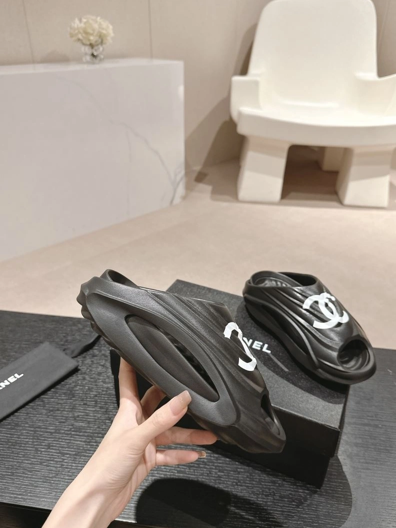 Sleek Chxnxl Slippers 122700