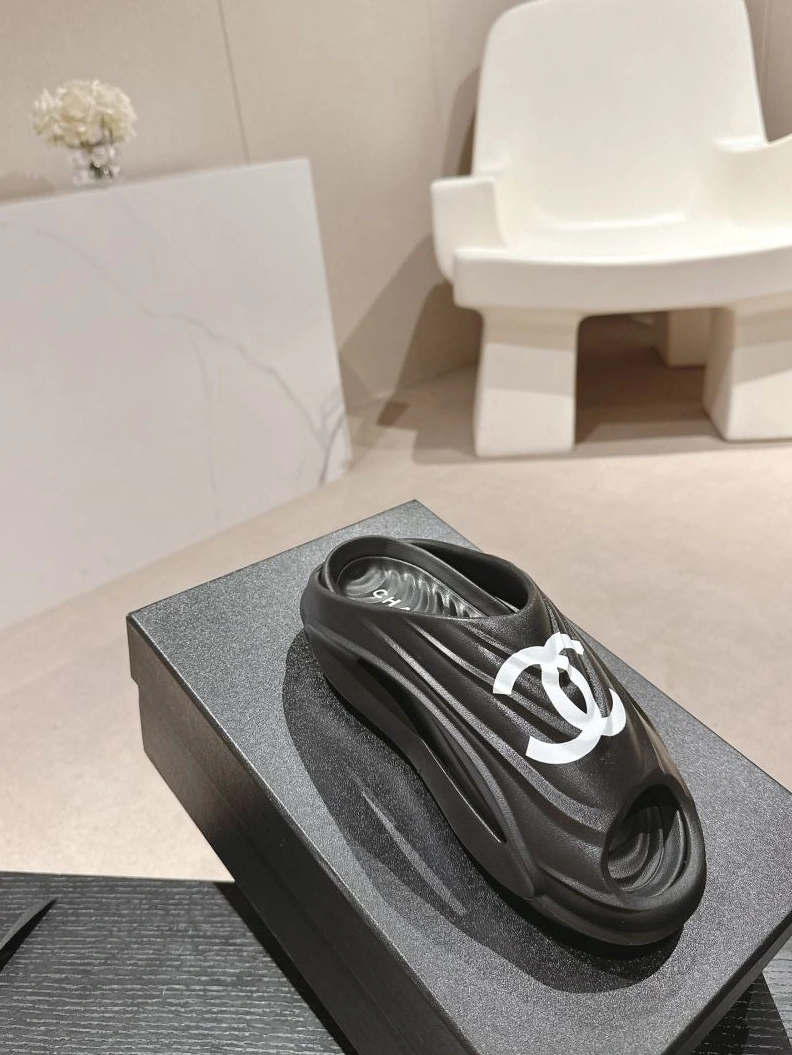 Sleek Chxnxl Slippers 122700