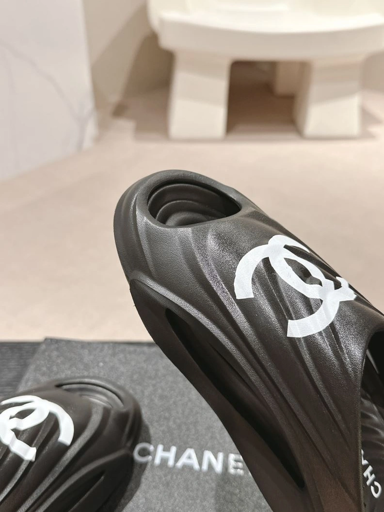 Sleek Chxnxl Slippers 122700