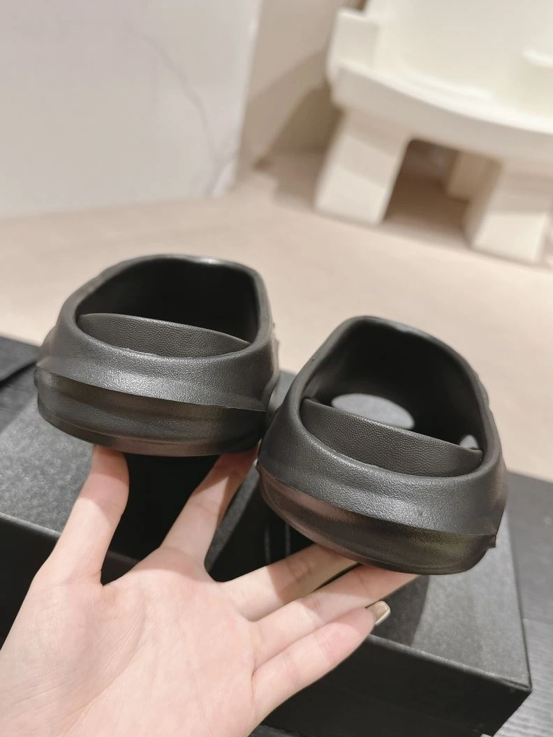 Sleek Chxnxl Slippers 122700