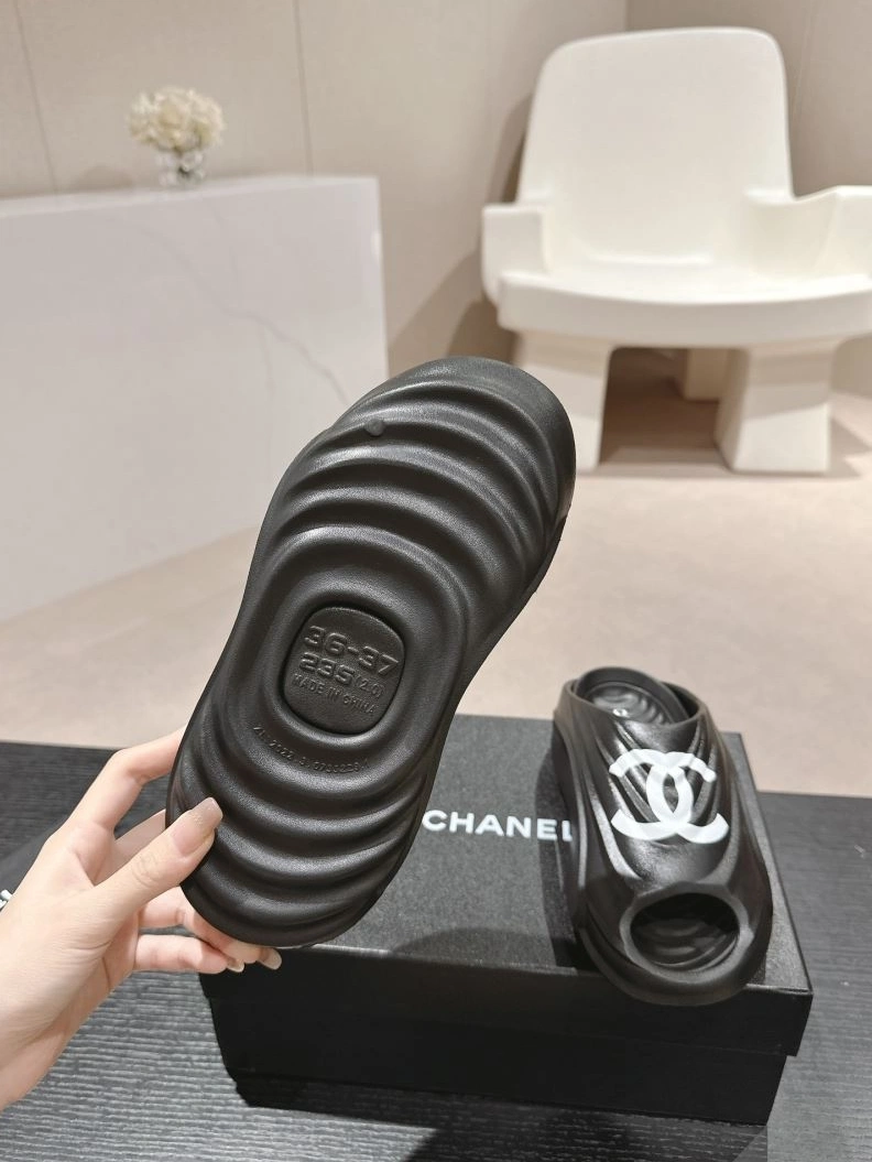 Sleek Chxnxl Slippers 122700